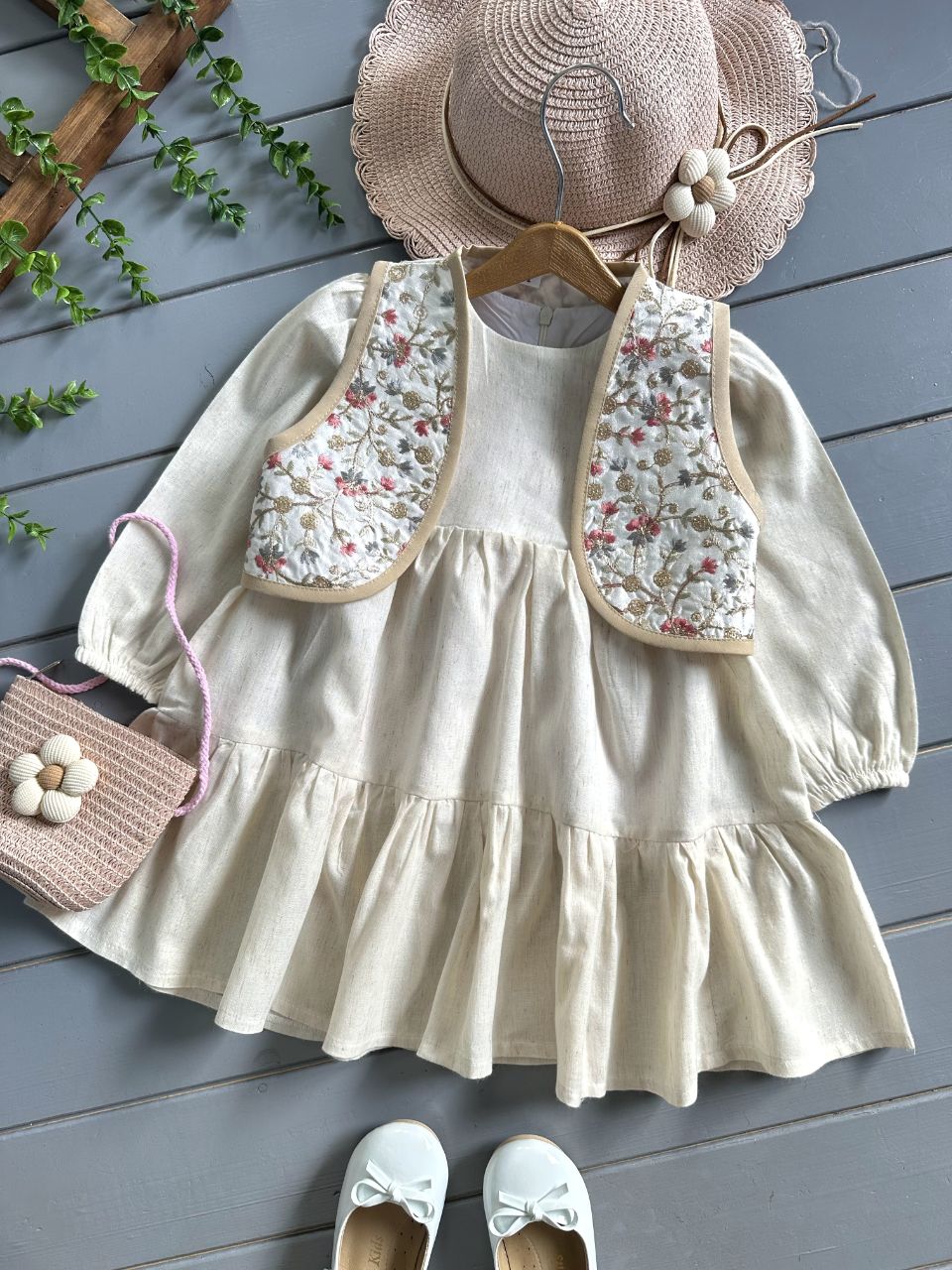 ژیله و پیراهن سوزن دوزی